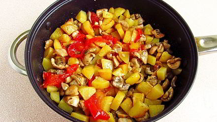 Рецепт сыроежек тушенных с овощами в сметанном соусе