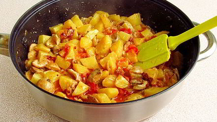 Рецепт сыроежек тушенных с овощами в сметанном соусе