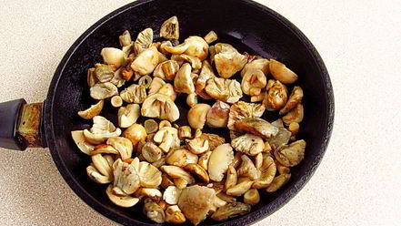 Рецепт сыроежек тушенных с овощами в сметанном соусе