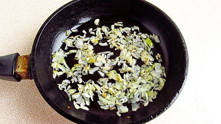 Рецепт сыроежек тушенных с овощами в сметанном соусе