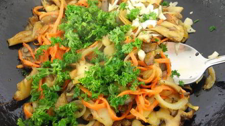 Рецепт вешенок жареных с морковью и чесноком