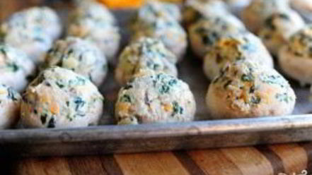 Рецепт запеченных грибов, фаршированных сыром и шпинатом