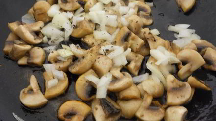 Рецепт жареных шампиньонов с картофелем, сосисками и яйцом