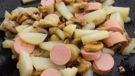 Рецепт жареных шампиньонов с картофелем, сосисками и яйцом