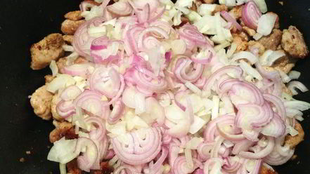 Рецепт ароматного гуляша с грибами и сельдереем