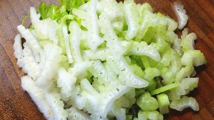 Рецепт ароматного гуляша с грибами и сельдереем