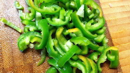 Рецепт ароматного гуляша с грибами и сельдереем