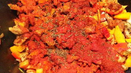 Рецепт ароматного гуляша с грибами и сельдереем