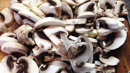 Рецепт ароматного гуляша с грибами и сельдереем