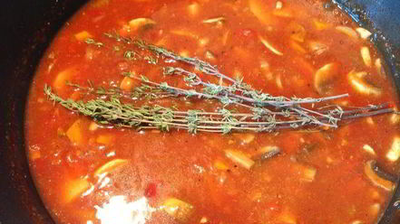 Рецепт ароматного гуляша с грибами и сельдереем