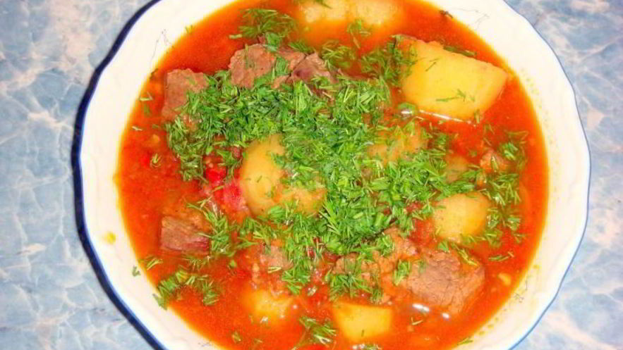 Рецепт гуляша из говядины с картошкой, помидорами и сладким перцем