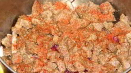 Рецепт гуляша из говядины со сметаной