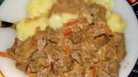 Рецепт гуляша из говядины со сметаной
