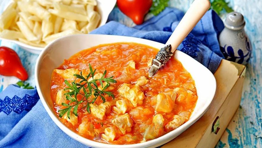 Рецепт гуляша из куриных грудок с болгарским перцем в мультиварке