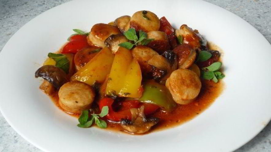 Рецепт гуляша из перца и жареных колбасок