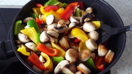 Рецепт гуляша из перца и жареных колбасок