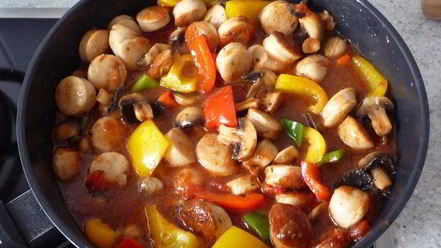 Рецепт гуляша из перца и жареных колбасок