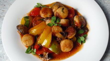 Рецепт гуляша из перца и жареных колбасок