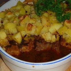 Рецепт Гуляша под нежным соусом с картофельной корочкой