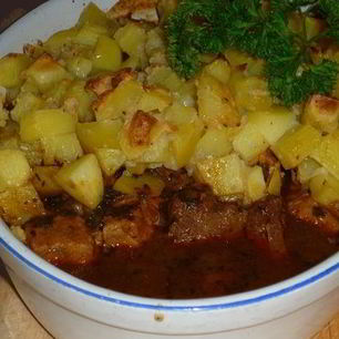 Рецепт Гуляша под нежным соусом с картофельной корочкой