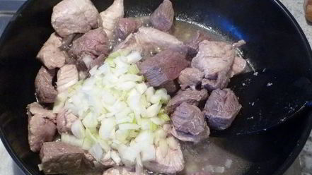 Рецепт гуляша под нежным соусом с картофельной корочкой