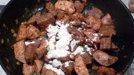 Рецепт гуляша под нежным соусом с картофельной корочкой