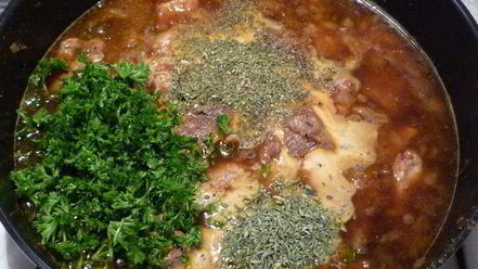 Рецепт гуляша под нежным соусом с картофельной корочкой