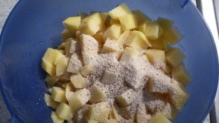 Рецепт гуляша под нежным соусом с картофельной корочкой