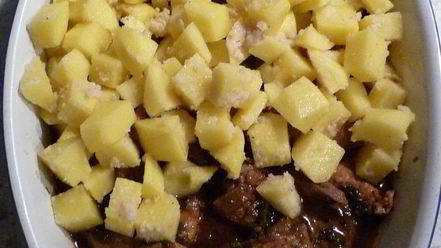 Рецепт гуляша под нежным соусом с картофельной корочкой