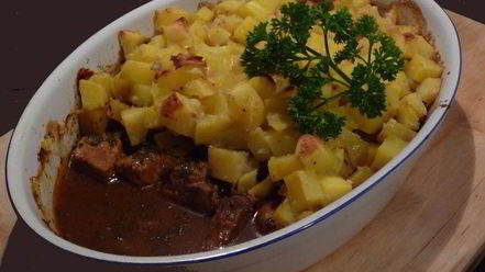 Рецепт гуляша под нежным соусом с картофельной корочкой