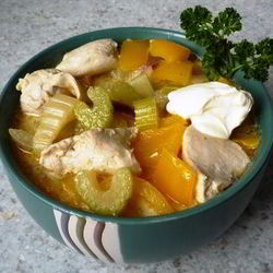 Рецепт Гуляша с нежной куриной грудкой, сельдереем и перцем