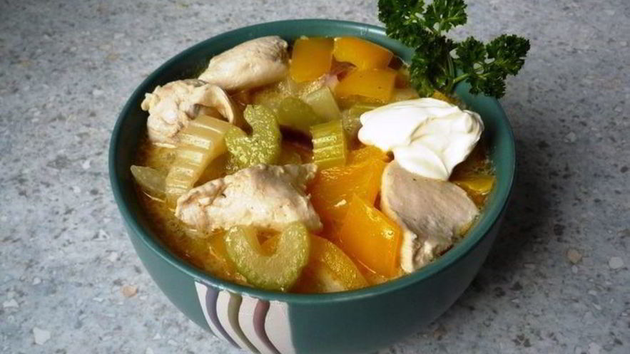Рецепт гуляша с нежной куриной грудкой, сельдереем и перцем