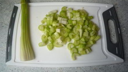 Рецепт гуляша с нежной куриной грудкой, сельдереем и перцем