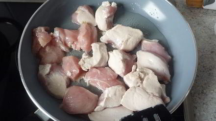 Рецепт гуляша с нежной куриной грудкой, сельдереем и перцем