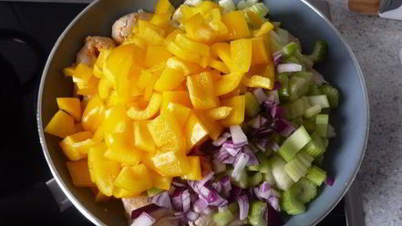 Рецепт гуляша с нежной куриной грудкой, сельдереем и перцем