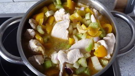 Рецепт гуляша с нежной куриной грудкой, сельдереем и перцем