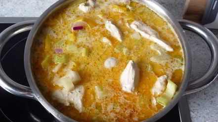 Рецепт гуляша с нежной куриной грудкой, сельдереем и перцем