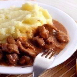 Рецепт Мясного гуляша с подливкой и картофельным пюре