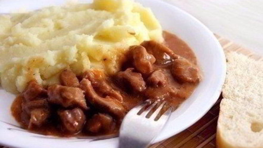 Рецепт мясного гуляша с подливкой и картофельным пюре