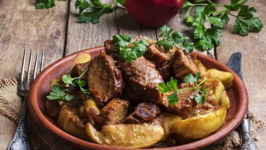 Рецепт сочного гуляша с яблоками