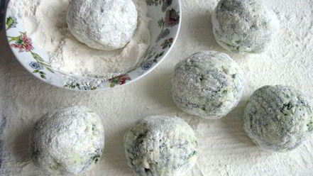 Рецепт клецек со шпинатом и сыром