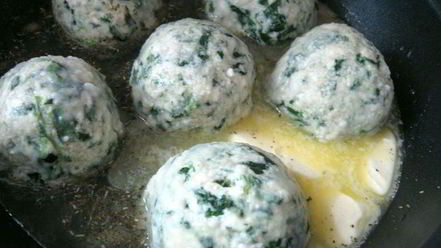 Рецепт клецек со шпинатом и сыром