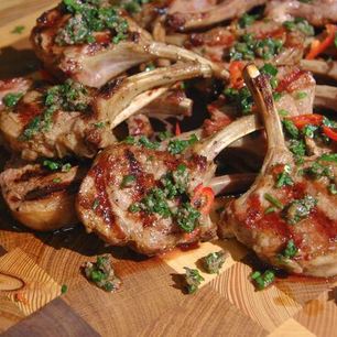 Рецепт Бараньих котлеток на косточке с запеченными овощами и соусом из петрушки