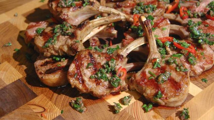 Рецепт бараньих котлеток на косточке с запеченными овощами и соусом из петрушки