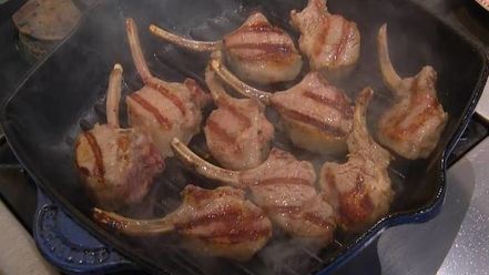 Рецепт бараньих котлеток на косточке с запеченными овощами и соусом из петрушки