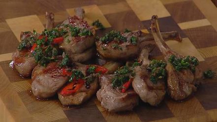 Рецепт бараньих котлеток на косточке с запеченными овощами и соусом из петрушки