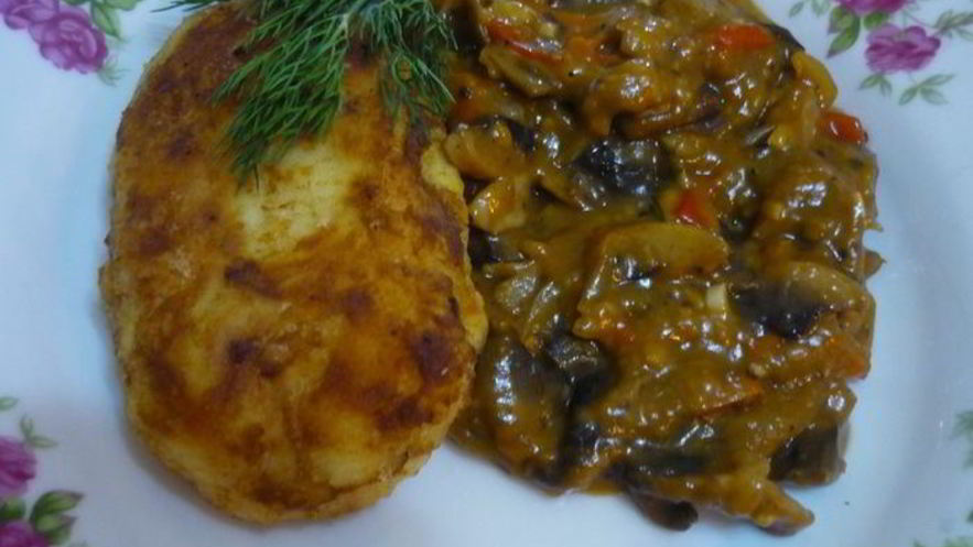 Рецепт картофельных котлет с грибным гуляшом