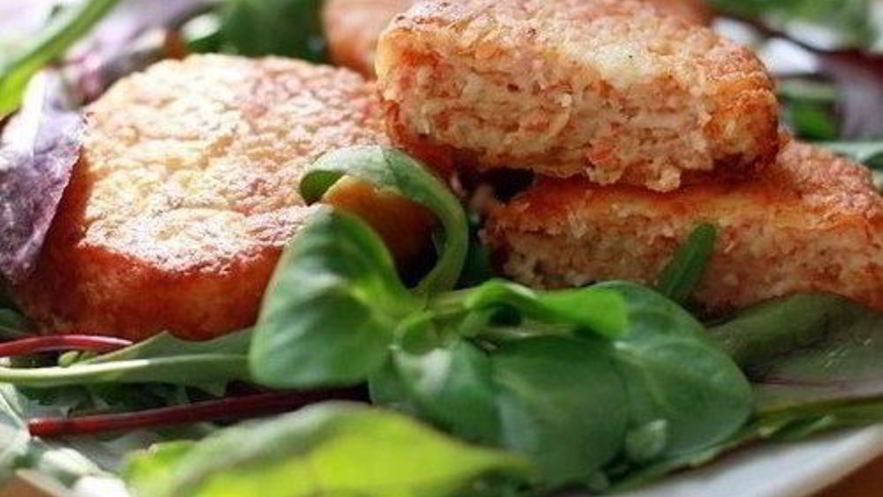 Рецепт котлет из крабовых палочек в панировочных сухарях