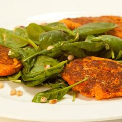 Рецепт Морковных котлеток с салатом из молодого шпината