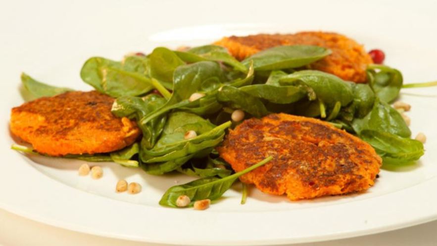 Рецепт морковных котлеток с салатом из молодого шпината